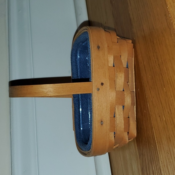 Longaberger basket with plastic & cloth liner - Picture 8 of 10